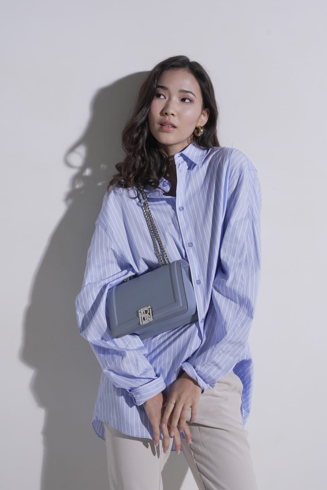 Sac à Bandoulière Femme Élégant avec Chaîne – Bleu & Noir